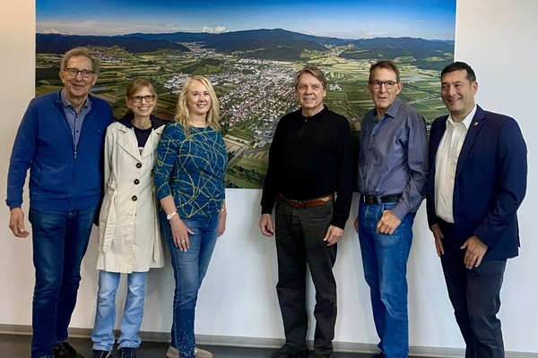 Hartmut Nübling und Ann-Kathrin Schlegel (Heimat- und Geschichtsverein Denzlingen (HuG)), Kristin und Martinn Winters, Joachim Müller-Bremberger (HuG) und Bürgermeister Markus Hollemann trafen sich im Denzlinger Rathaus. Foto: Gemeinde Denzlingen Hartmut Nübling und Ann-Kathrin Schlegel (Heimat- und Geschichtsverein Denzlingen (HuG)), Kristin und Martinn Winters, Joachim Müller-Bremberger (HuG) und Bürgermeister Markus Hollemann trafen sich im Denzlinger Rathaus. Foto: Gemeinde Denzlingen