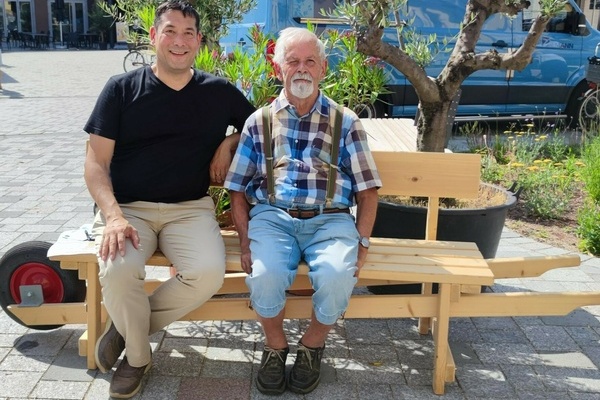 Bürgermeister Markus Hollemann mit Bürger auf dem Schwätzbänkle Bürgermeister Markus Hollemann mit Bürger auf dem Schwätzbänkle
