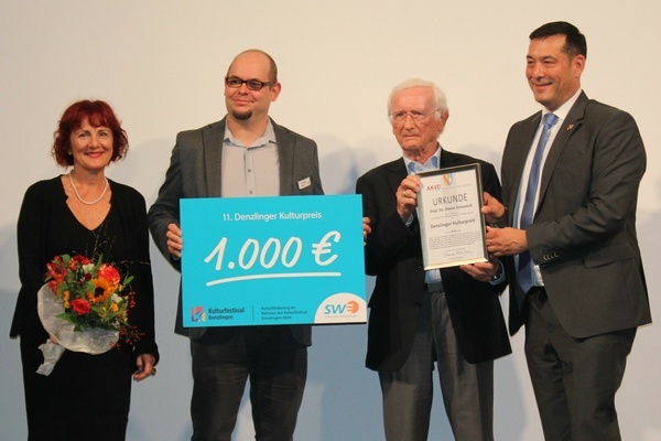 Bei der &Uuml;berreichung der Urkunde v.l. Petronella Ru&szlig;er-Gr&uuml;ning (Vorsitzende AKVD), Amandus Bieber (SWE), Prof. Dieter Geuenich (Preistr&auml;ger), B&uuml;rgermeister Markus Hollemann. Foto: AKVD