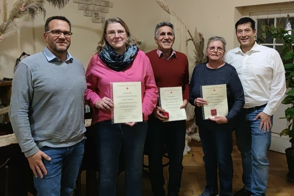 Denis Deiser, Vorsitzender des DRK-Ortsvereins Denzlingen (links), und Bürgermeister Markus Hollemann (rechts) dankten den Blutspendenden. Anwesend waren M. Nübling (2.v.l.), M. Sanati-Far (Mitte) und G. Trenkle (2.V.r.). Foto: Gemeinde Denzlingen Denis Deiser, Vorsitzender des DRK-Ortsvereins Denzlingen (links), und Bürgermeister Markus Hollemann (rechts) dankten den Blutspendenden. Anwesend waren M. Nübling (2.v.l.), M. Sanati-Far (Mitte) und G. Trenkle (2.V.r.). Foto: Gemeinde Denzlingen