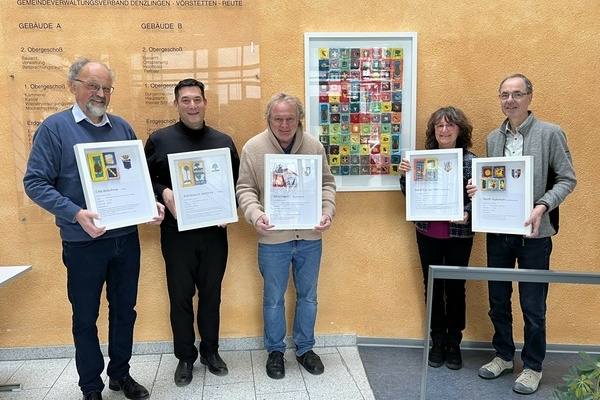 Bei der &Uuml;berreichung des Geschenks von K&uuml;nstler Joachim Walz an die Gemeinde Denzlingen v.l. Prof. Dr. Franz-Karl Schmatzer, B&uuml;rgermeister Markus Hollemann, Joachim Walz, Brigitta Kaufmann, Andreas Berger. Foto: Gemeinde Denzlingen