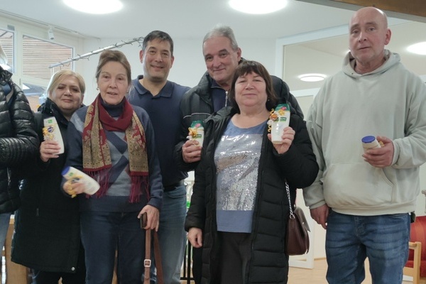 Bild: B&uuml;rgermeister Markus Hollemann (3.v.l.) zu Besuch beim Offenen Mittagstisch Denzlingen. Foto: Gemeinde Denzlingen