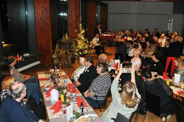 Festliche Stimmung an �Heiligabend in Gemeinschaft� im Kultur & B&uuml;rgerhaus. Foto: Gemeinde Denzlingen.