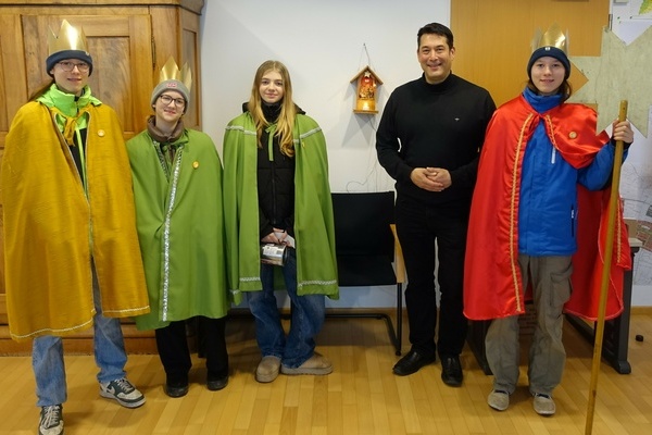 Bild: Die Sternsingerinnen mit Bürgermeister Markus Hollemann im Denzlinger Rathaus. Foto: Gemeinde Denzlingen. Bild: Die Sternsingerinnen mit Bürgermeister Markus Hollemann im Denzlinger Rathaus. Foto: Gemeinde Denzlingen.
