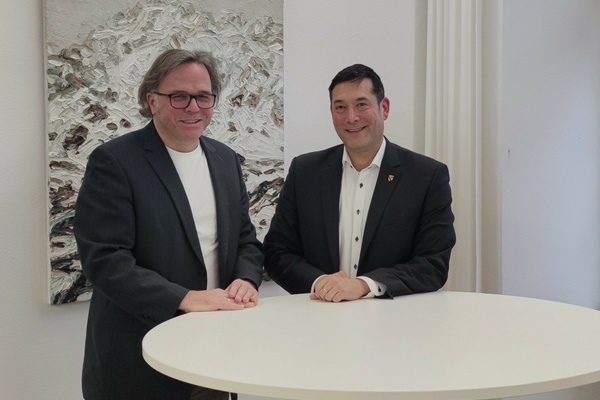 Bürgermeister Markus Hollemann (rechts) im Gespräch mit dem Regierungspräsidenten des Regierungsbezirks Freiburg, Carsten Gabbert (links). Foto: Gemeinde Denzlingen Bürgermeister Markus Hollemann (rechts) im Gespräch mit dem Regierungspräsidenten des Regierungsbezirks Freiburg, Carsten Gabbert (links). Foto: Gemeinde Denzlingen