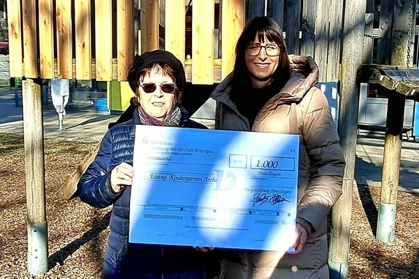 Irmgard Meiners-Schuth überreicht als Repräsentantin der Bürgerstiftung Denzlingen den symbolischen Scheck an Sandra Böttcher, Leiterin des Kindergartens Arche. Foto: Kindergarten Arche. Irmgard Meiners-Schuth überreicht als Repräsentantin der Bürgerstiftung Denzlingen den symbolischen Scheck an Sandra Böttcher, Leiterin des Kindergartens Arche. Foto: Kindergarten Arche.