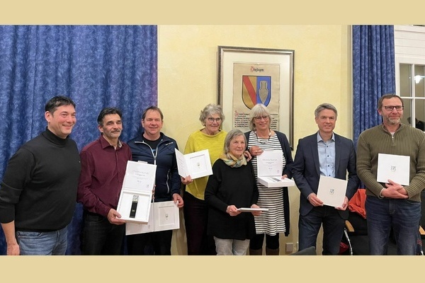 Bürgermeister Markus Hollemann (links) überreichte Ehrennadeln/Ehrenstelen d. Gemeindetags BW f. langjährige kommunalpolitische Tätigkeit a.d. Gemeinderatsmitglieder (v.l.) R. Wöhrlin, A. Tym, S. Ohrt-Volkert, E. Behnke, S. Höfflin, T. Pantel, A. Weniger Bürgermeister Markus Hollemann (links) überreichte Ehrennadeln/Ehrenstelen d. Gemeindetags BW f. langjährige kommunalpolitische Tätigkeit a.d. Gemeinderatsmitglieder (v.l.) R. Wöhrlin, A. Tym, S. Ohrt-Volkert, E. Behnke, S. Höfflin, T. Pantel, A. Weniger