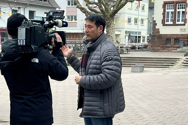 B&uuml;rgermeister Markus Hollemann bei einem Interview auf dem Denzlinger Rathausplatz mit dem SWR Fernsehen