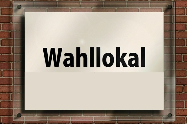 Wahllokal - Schild mit schwarzer Schrift auf cremeweißen Untergrund Wahllokal - Schild mit schwarzer Schrift auf cremeweißen Untergrund