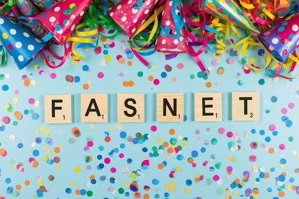 Partyh&uuml;te, Luftschlagen und Konfetti. Dar&uuml;ber liegen girlandenartig angeordnet Buchstabenpl&auml;ttchen aus Holz, die das Wort FASNET bilden. (KI generiertes Bild von Canva)