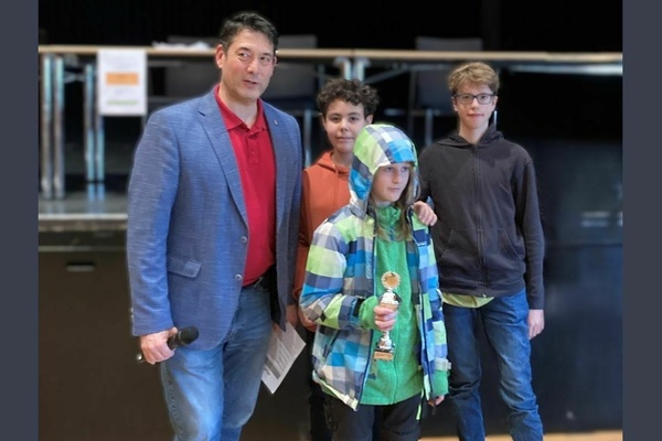 B&uuml;rgermeister Markus Hollemann (links) &uuml;berreichte die Pokale an die Sieger-Teams bei den S&uuml;dbadischen Schulschach-Meisterschaften. Hier mit dem Denzlinger Team (v.r.): Benjamin Klichert, Leandro Haas und Matheo Stitou. Es fehlen Matthias H. und Matteo Ha