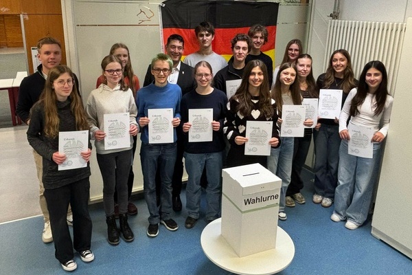Die Wahlhelferinnen und Wahlhelfer der Juniorwahl am Erasmus-Gymnasium Denzlingen mit B&uuml;rgermeister Markus Hollemann (6. v. l.) nach tadelloser Durchf&uuml;hrung der Juniorwahl zur Bundestagswahl 2025. Foto: Erasmus-Gymnasium Denzlingen.