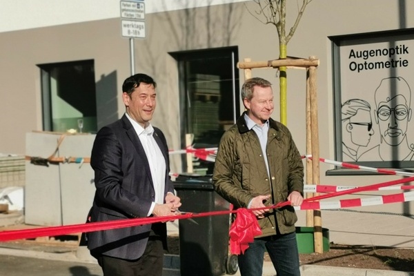 Bild: B&uuml;rgermeister Markus Hollemann und J&uuml;rgen Lange-von Kulessa (Ergon Invest GmbH). Foto: Gemeinde Denzlingen.