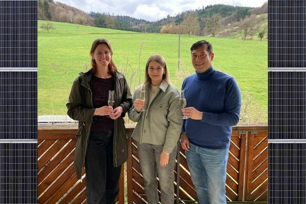  <b>Bild:</b> Klimaschutzkoordinatorin Beatrice Birkle (l.) und Brgermeister Markus Hollemann (r.) bergaben gestern ein Balkon-Solarkraftwerk an die glckliche Gewinnerin Theresa Lffler (Mitte). Foto: Gemeinde Denzlingen.