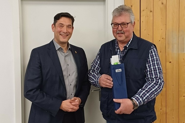 Fritz Dorsch (r.) und Bürgermeister Markus Hollemann (r.). Foto: Gemeinde Denzlingen Fritz Dorsch (r.) und Bürgermeister Markus Hollemann (r.). Foto: Gemeinde Denzlingen