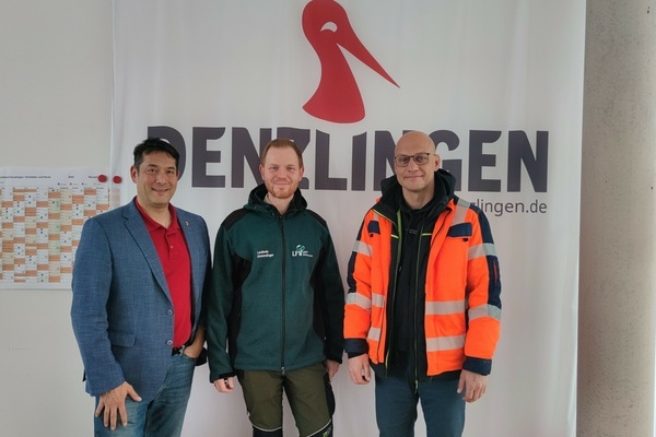 Bild: Bürgermeister Markus Hollemann (l.) und Christian Klemm (kaufmännischer Betriebsleiter Bauhof, r.) trafen den neuen Revierförster Marco Bradatsch (Mitte) im Denzlinger Rathaus. Foto: Gemeinde Denzlingen Bild: Bürgermeister Markus Hollemann (l.) und Christian Klemm (kaufmännischer Betriebsleiter Bauhof, r.) trafen den neuen Revierförster Marco Bradatsch (Mitte) im Denzlinger Rathaus. Foto: Gemeinde Denzlingen