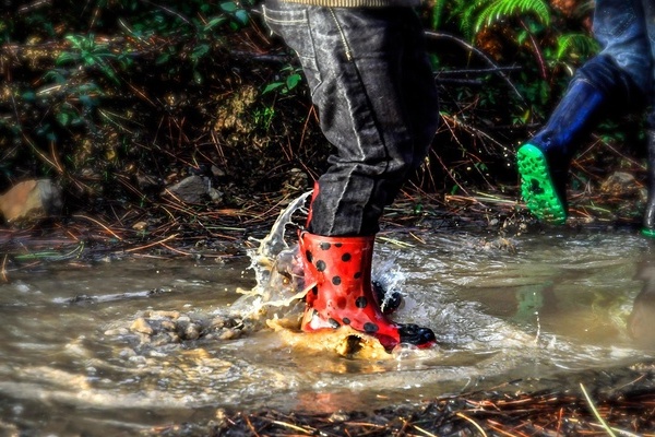 Person mit roten Gummistiefeln in einem Gew&auml;sser - lizenzfreies Foto von Pixabay