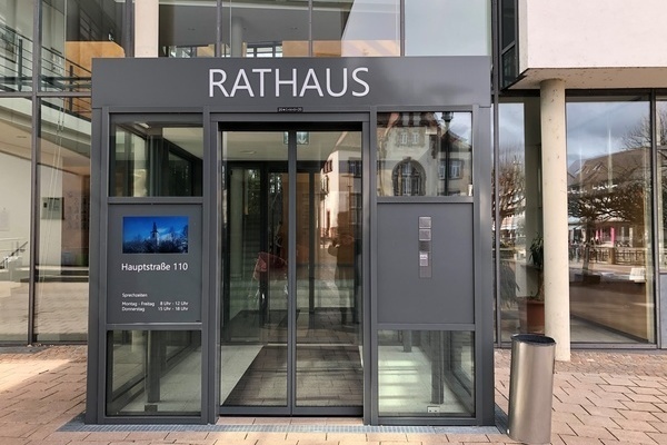 Eingang des Denlzinger Rathauses Eingang des Denlzinger Rathauses
