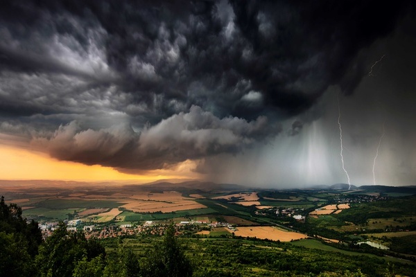Landschaft, Dörfer, Gewitterwolken und Blitzeinschlag Landschaft, Dörfer, Gewitterwolken und Blitzeinschlag