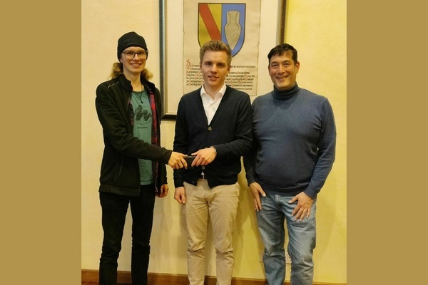 Bild: Jakob Kandziorra (Mitte) &uuml;berreicht unter Beisein von B&uuml;rgermeister Markus Hollemann (r.) die symbolische Staffel f&uuml;r das Amt als Sprecher des Denzlinger Jugendgemeinderates an den neuen Amtsinhaber Aaron H&ouml;ldin (l.). Foto: Jugendpflege Denzlingen