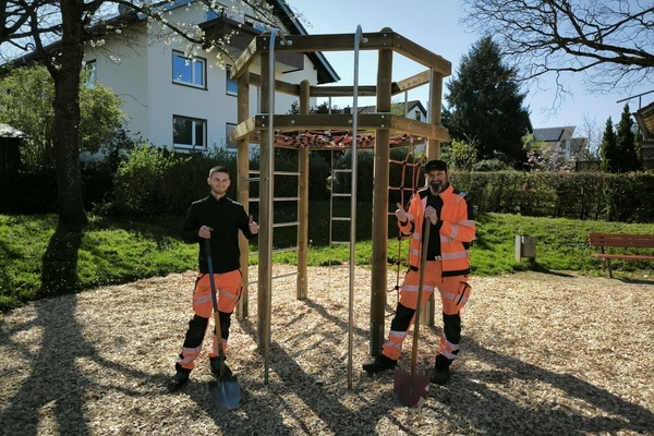 Bild: Nach getaner Arbeit auf dem Spielplatz im Postring: Bauhof-Mitarbeiter Matthias Nübling (r.) und Johannes Disch am neuen Kletterturm. Foto: Gemeinde Denzlingen. 