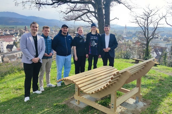 Bild 1 (oben rechts): Jugendgemeinderat (JGR) und B&uuml;rgermeister bei der neuen Sonnenbank am Mauracher Berg