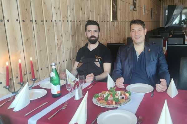 Der neue Restaurantchef Ramazan Coban (l.) mit dem Rathauschef Markus Hollemann im wiedereröffneten Restaurant La Taverna in der Robert-Bosch-Straße. Foto: Gemeinde Denzlingen.