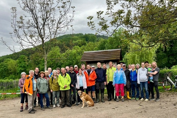 Die Teilnehmer der Wanderung mit B&uuml;rgermeister Hollemann (Mitte, orange Jacke), Quelle: Schwarzwaldverein