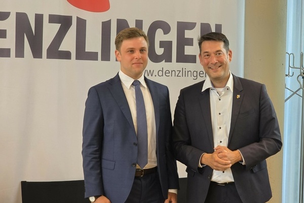 v.r.n.l.: Brgermeister Markus Hollemann gratuliert dem neu gewhlten Brgermeister Fabian Egle