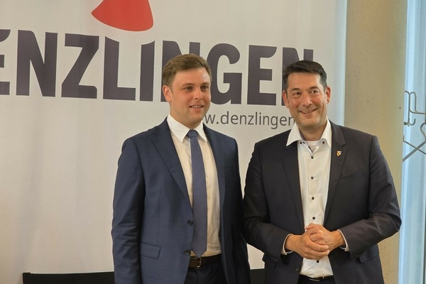 v.r.n.l.: Bürgermeister Markus Hollemann gratuliert dem neu gewählten Bürgermeister Fabian Egle