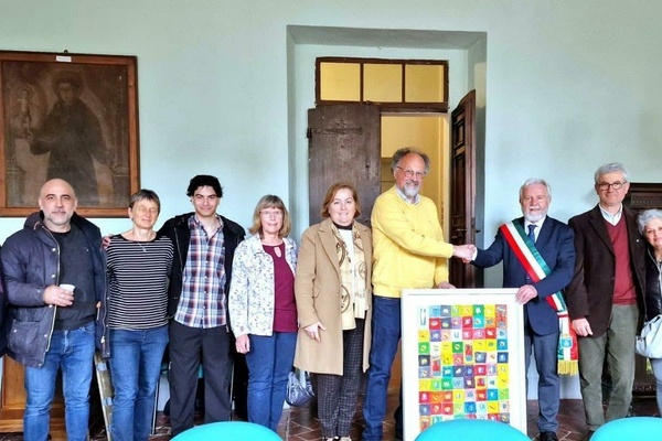 Bei der bergabe des Gastgeschenkes durch Franz-Karl Schmatzer an Brgermeister Fausto Risini u.a. mit Enzo de Fabrizio und weiteren Mitgliedern vom italienischen Komitee