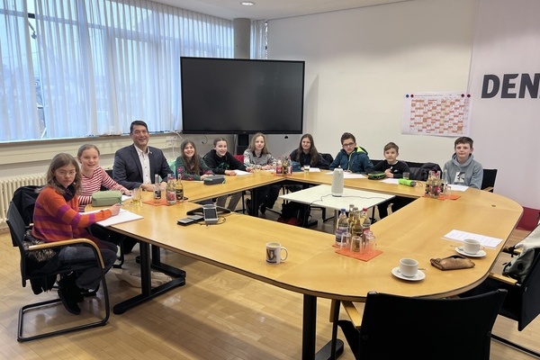 Die Presse AG des Erasmus Gymnasiums besuchte B&uuml;rgermeister Markus Hollemann im Denzlinger Rathaus. Foto Gemeinde Denzlingen