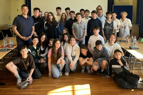 Bild: B&uuml;rgermeister Markus Hollemann (links) mit dem Besuch aus der polnischen Partnerstadt Konstancin-Jeziorna. Foto: Gemeinde Denzlingen