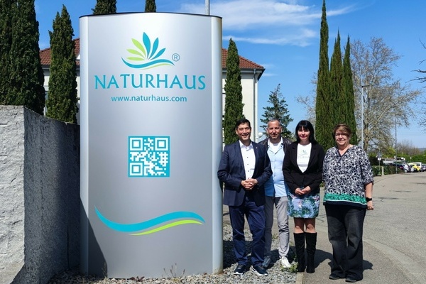 Naturhaus Gesch&auml;ftsf&uuml;hrer Markus R&ouml;dling (2. v. l.), Marketingleiterin Angelika Listau (2. v. r.) u. Assistentin d. Gesch&auml;ftsf&uuml;hrung Mariza Winkler (r.) mit B&uuml;rgermeister Markus Hollemann (l.). Foto: Gemeinde Denzlingen