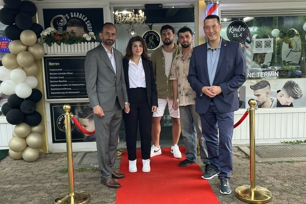 Bürgermeister Markus Hollemann (r.) gratuliert zur Neueröffnung von Mr. Amo’s Barber Shop in der Bahnhofstraße in Denzlingen. V.l. Geschäftsführer Pejan Pirmos, Mitarbeitende Lina Kbisi, Mehmet Sinan Dag und Amad Muhsin. Foto: Gemeinde Denzlingen