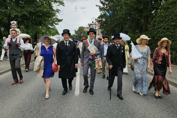 Bei der Belle Epoque Parade durch die Gemeinde Konstancin-Jeziorna, von rechts: Katarzyna Tusińska, Agata Wilczek, Michał Wiśniewski, Frederico Laini, Markus Hollemann, Wilma Hollemann. Foto: Gemeinde Konstancin-Jeziorna.