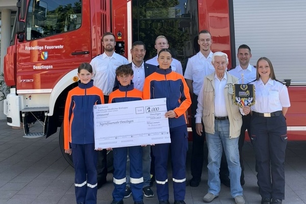 Bild: Bürgermeister Markus Hollemann (2. v. l. hinten) und Spender Bernd Common (2. v. r. vorne) bei der Scheckübergabe an die Mitglieder der Jugendfeuerwehr Denzlingen. Foto: Gemeinde Denzlingen.
