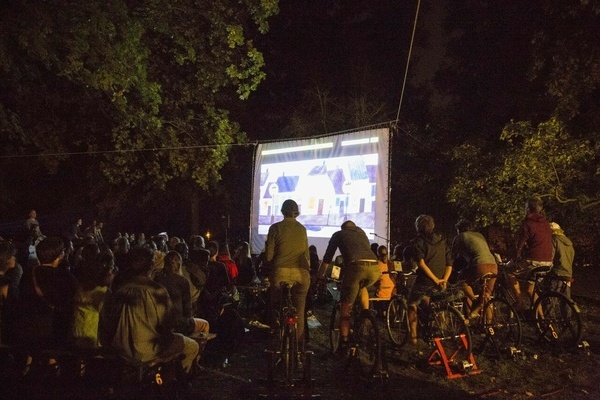 Bild: Das Fahrradkino wird allein durch Muskelkraft angetrieben. Zehn Personen treten in die Pedale um die Energie fr Projektor, Laptop und Lautsprecher zu erzeugen. Foto: Verein Solare Zukunft e.V.