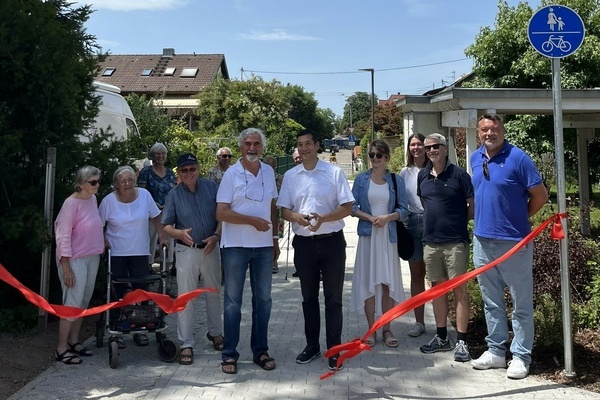 Zur Erffnung der Pulsader zum Herzen Denzlingens, des neuen Fu- und Radweges zwischen Bahnhof und Ortskern, durchschnitt Brgermeister Markus Hollemann (5. v. r.) feierlich das symbolische rote Band. Foto: Fabienne Sauter, Gemeinde Denzlingen.