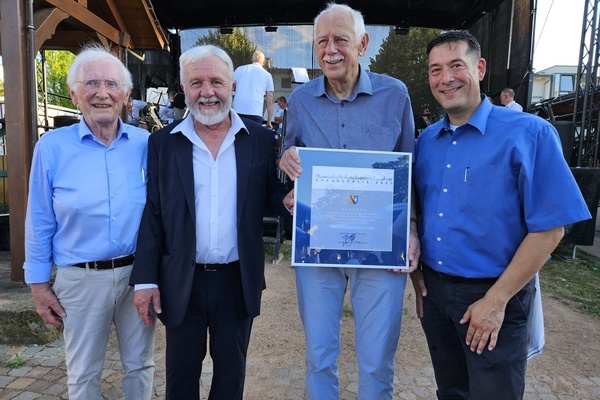  Im Rahmen der Eröffnung des 2. Denzlinger WeinFests erhielt Robert Reichinger (2.v.r.) den Denzlinger Bürgerpreis 2025. V.l.: Laudator Prof. D. Geuenich, F. Risini (BM Citta della Pieve), Robert Reichinger, M. Hollemann (BM Denzlingen)