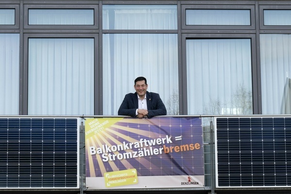 Bild: B&uuml;rgermeister Markus Hollemann auf dem Rathausbalkon. Foto: Margrit M&uuml;ller