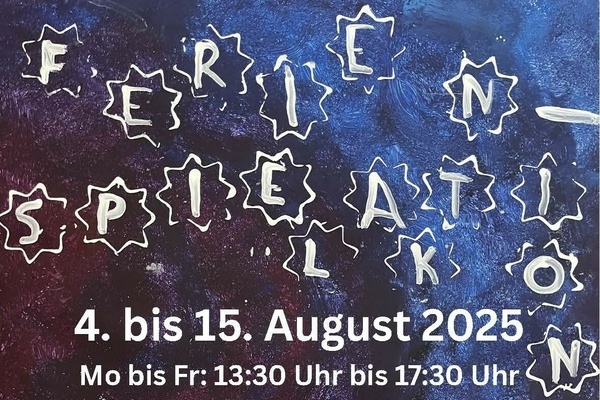 Ausschnitt eines Plakates f&uuml;r die Ferienspielaktion 2025 der Jugendpflege Denzlingen. Wei&szlig;e Schrift auf dunklem Hintergrund.