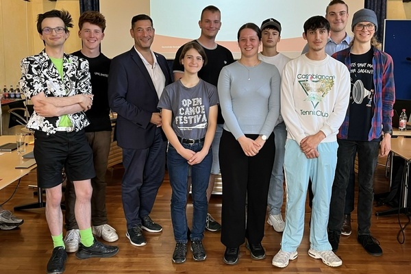 Bei der j&uuml;ngsten JGR-Sitzung (v.l.): David Helmle, Tim Druba, B&uuml;rgermeister Markus Hollemann, Frieda Tonojan, Nicklas Scheffler, Lara Eckerle, Jona Helmle, Daniel Weniger, Pascal Gence und Aaron H&ouml;ldin. Foto: Gemeinde Denzlingen