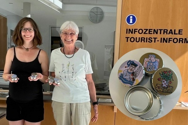 Sina Mahlitz und Brigitte Neub, Initiatorinnen der Denzlinger Kippensammelaktion, prsentieren die Taschenaschenbecher, die sich Interessierte ab 18 Jahren kostenfrei am Infopoint im Denzlinger Rathaus abholen knnen. Foto: Melanie Lackner.