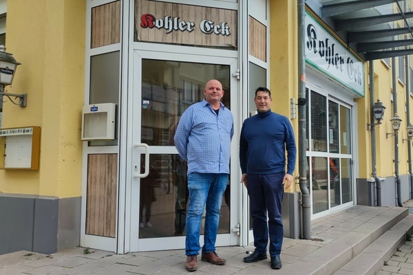 Bild: P&auml;chter Angelo Del Toro (l.) mit B&uuml;rgermeister Markus Hollemann vor der in Sanierung befindlichen Gastst&auml;tte �Kohler Eck� im Herzen Denzlingen. Foto: Gemeinde Denzlingen.