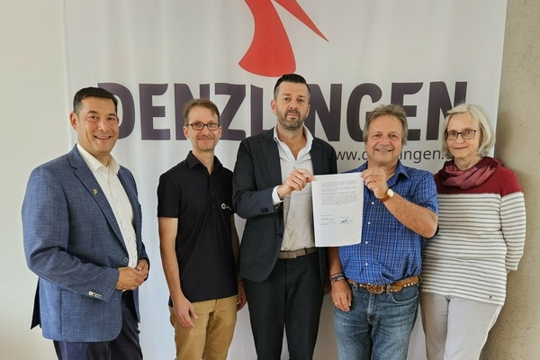  Vertretende der Denzlinger BürgerEnergiegenossenschaft (DEnG) und der iAccess Energiy GmbH bei der Vertragsunterzeichnung im Denzlinger Rathaus. Foto: Gemeinde Denzlingen