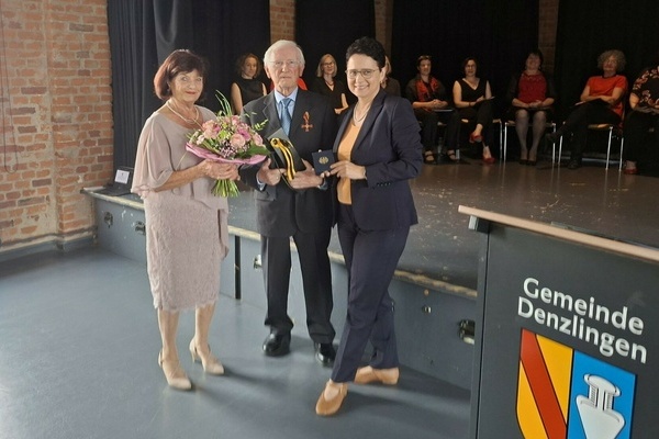 Professor Dieter Geuenich mit seiner Frau Irene (links) und Ministerin Marion Gentges. Foto Helmut Gall, Wochenzeitung Von Haus zu Haus.