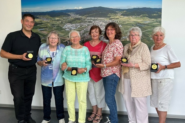 Bürgermeister Markusw Hollemann (links) ehrte mit einer Medaille aus St. Cyr (v.r.) Eva-Maria Seiberlich, Edeltraud Glodny, Brigitta Kaufmann, Danielle Fiedler-Rasson, Madleine Bierwirth und Dorothea Wilmsmeyer. Foto: Melanie Lackner, Gemeinde Denzlingen.