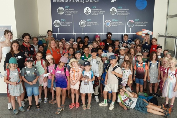 Die Teilnehmerinnen und Teilnehmer der Ferienspielaktion 2025 der Jugendpflege Denzlingen samt Betreuungsteam unternahmen einen Ausflug ins Freiburger Planetarium. Foto: Jugendpflege Denzlingen.