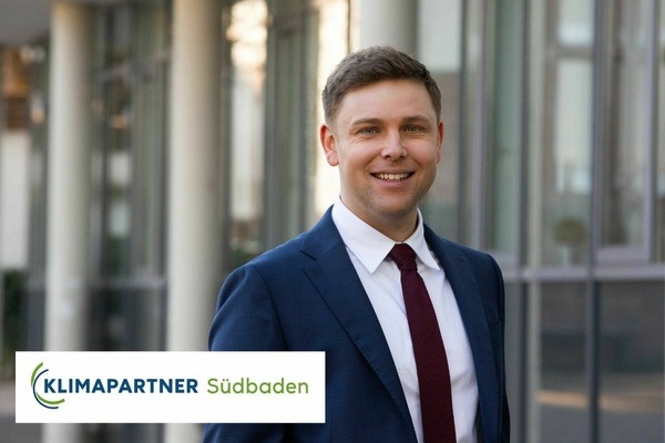 Portrait des Denzlinger Brgermeisters Fabian Nitz. Logo des Vereins Klimapartner Sdbaden eV